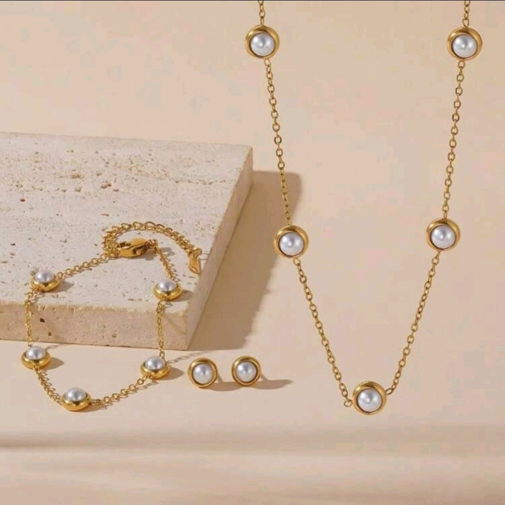 Elegantā Gold-Plated Pearl Jewelry Set ā Necklace, Bracelet & Stud Earrings